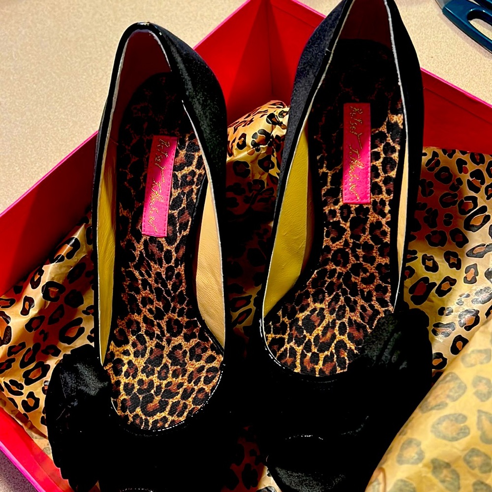 Ladies Betsey Johnson blk satin pump heels with gorgeous bow accessorie size 8.